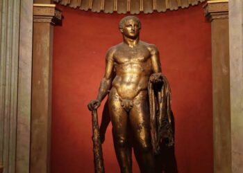 Hércules Resurge: La Estatua de Bronce Renace Tras un Rayo y el Paso del Tiempo