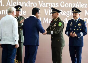 Eduardo Ramírez presencia toma de protesta del nuevo comandante militar