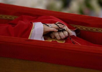 El protocolo vaticano ante el fallecimiento Papal: Un proceso de duelo y sucesión