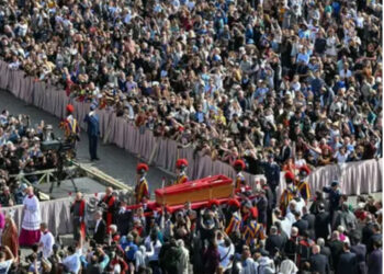 Los restos del papa en la basílica de san pedro