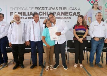 Eduardo Ramírez entrega de escrituras y apoyo educativo en la Costa