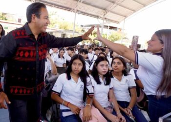 Eduardo Ramírez visita círculos de estudio de Chiapas Puede y entrega equipamiento al Cobach