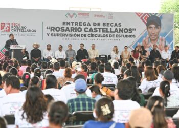 Eduardo Ramírez entrega becas y supervisa círculos de estudio en La Trinitaria y Las Rosas