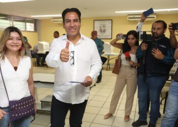 Eduardo Ramírez emitió su voto en la elección judicial
