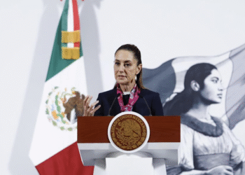 Sheinbaum firma decretos para reducir edad de jubilación y facilitar movilidad de maestros