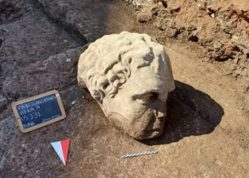 Nuevo hallazgo en Roma: aparece una cabeza de mármol gigante en el foro de trajano y nadie sabe a quién representa