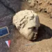 Nuevo hallazgo en Roma: aparece una cabeza de mármol gigante en el foro de trajano y nadie sabe a quién representa