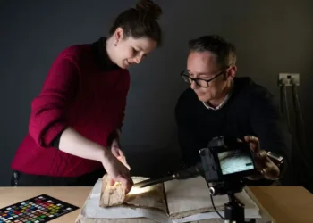 Aparece un manuscrito de Merlín y el rey Arturo que llevaba oculto durante siglos en la encuadernación de un libro