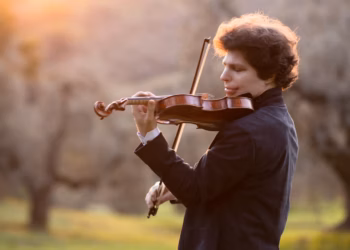 Augustin Hadelich: El violinista que reinventa la emoción en cada nota
