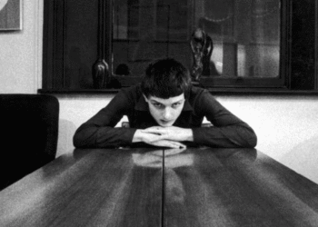 Ian Curtis: El ángel oscuro del post-punk que transformó el dolor en poesía