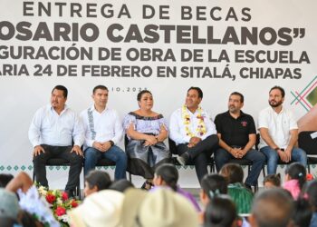 Eduardo Ramírez entrega becas Rosario Castellanos