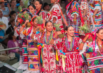 La Danza Flor de Piña: Un Ícono de la Guelaguetza