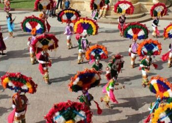 La Danza de la Pluma: Un Vuelo de Color y Tradición en Zaachila