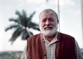 Ernest Hemingway: El maestro de la prosa directa y el espíritu aventurero de la literatura