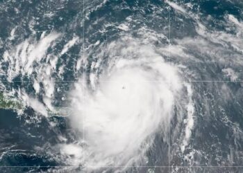 Erin se fortalece y pasa al norte de Puerto Rico