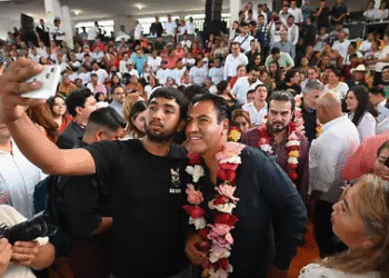 Eduardo Ramírez encabezó la entrega de Becas Rosario Castellanos y teléfonos Alfacel