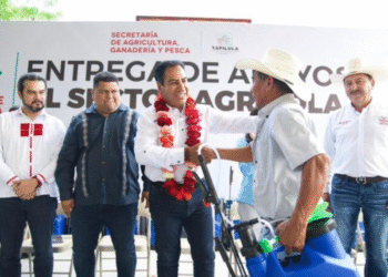 Entrega Eduardo Ramírez apoyos agrícolas y becas Rosario Castellanos