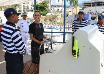 Claudia Sheinbaum abandera en Acapulco el buque Marinabús