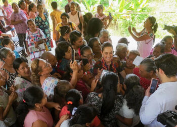 Sheinbaum entrega créditos a mujeres amuzgas para preservar bienestar y trabajo