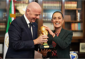 Sheinbaum recibe la Copa del Mundo de manos de Gianni Infatino