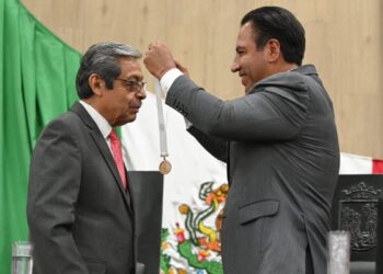 Eduardo Ramírez impone la medalla “Rosario Castellanos”