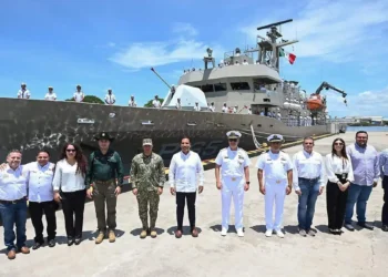 Eduardo Ramírez recorre el buque ARM Chiapas y reconoce labor de la Zona Naval