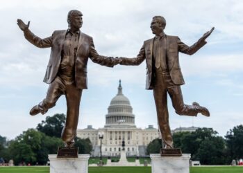 “En honor de la amistad”: retiraron la estatua de Trump y Jeffrey Epstein instalada frente al Capitolio en Washington
