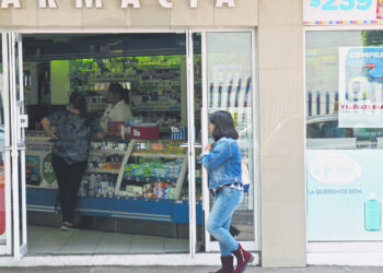 Sheinbaum garantiza pago de deudas a farmacéuticas y pide cumplir con entregas