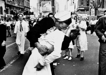 La historia detrás del beso que inmortalizó el final de la Segunda Guerra Mundial