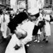 La historia detrás del beso que inmortalizó el final de la Segunda Guerra Mundial