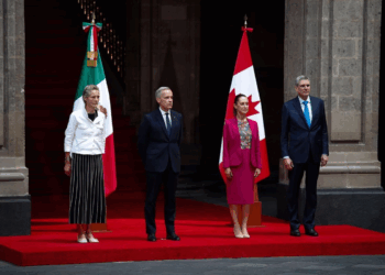 Recibe Sheinbaum al primer ministro de Canadá, Mark Carney, en la puerta de honor de Palacio Nacional