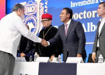 Eduardo Ramírez asiste a ceremonia de investidura de Doctorado Honoris Causa de la Benemérita Unach