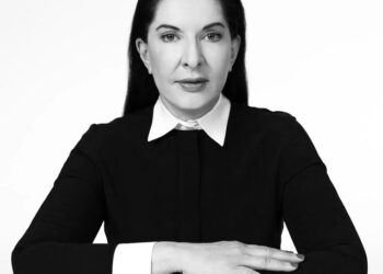 Marina Abramović: Una Vida Dedicada al Arte de la Performance