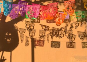 El Alma Festiva del Día de Muertos: El Papel Picado