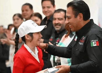 Eduardo Ramírez entrega becas de alfabetización y kits visuales en San Cristóbal