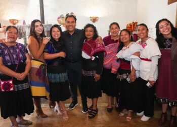 Eduardo Ramírez impulsa la identidad cultural mediante uniformes institucionales