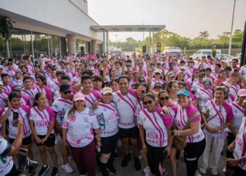 Eduardo Ramírez participa en carrera por el cáncer de mama en Palenque