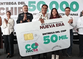 Eduardo Ramírez entregó el chip número 50 mil del programa Conecta Chiapas