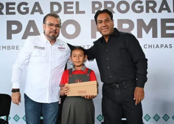 Eduardo Ramírez beneficia a niñas, niños y jóvenes con entrega de tenis y bicicletas