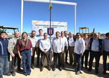 Eduardo Ramírez Aguilar asiste a la colocación de la primera piedra del Colegio Hampton Comitán