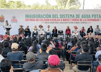 Becas, agua potable y caminos: gira de Eduardo Ramírez en Santiago El Pinar y Aldama