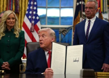 Trump firma orden ejecutiva para imponer aranceles a países que suministren petróleo a Cuba