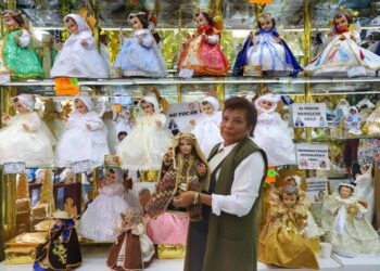 La Tradición de Vestir al Niño Dios para el Día de la Candelaria