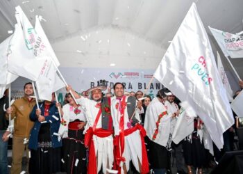 Eduardo Ramírez levanta segunda bandera blanca por la alfabetización en Huixtán