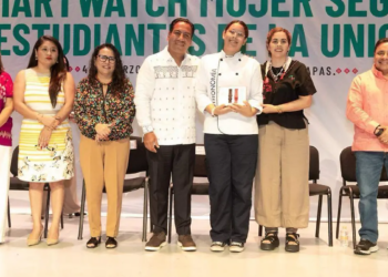 Entrega Eduardo Ramírez dispositivos del Programa Mujer Segura a estudiantes de la Unicach
