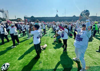 Celebra Sheinbaum récord Guinness por la clase de futbol masiva en el Zócalo