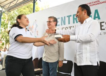 Eduardo Ramírez conecta a estudiantes del Cobach con tecnología para aprender y comunicarse