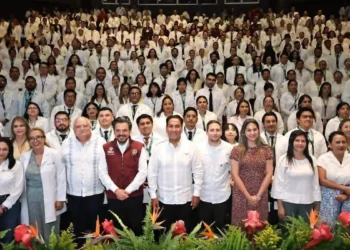 Eduardo Ramírez y Zoé Robledo dan la bienvenida a 371 especialistas en Chiapas