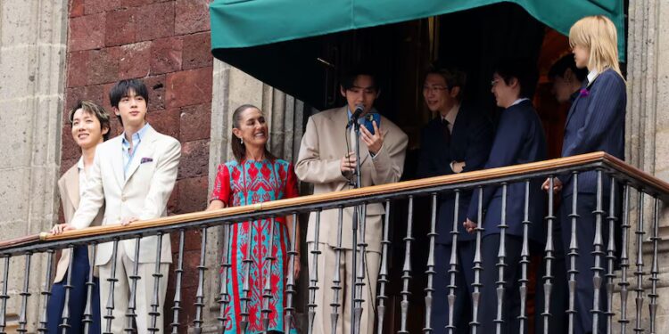 Sheinbaum da esperanza a ARMY: Dije a BTS que ‘tienen que regresar el próximo año’