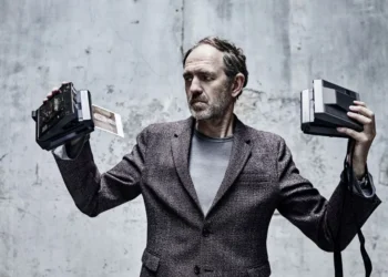 Anton Corbijn: el fotógrafo que convirtió el silencio en una estética